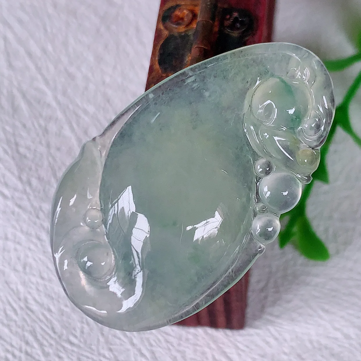 自然光实拍，冰种黄加绿翡翠招财龙鱼吊坠，种老水足，雕工精湛 ，寓意美好，佩戴时尚出众！#01.19