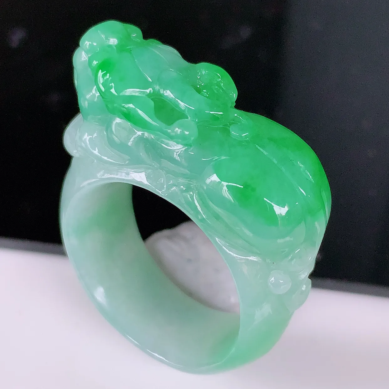 自然光实拍，飘绿翡翠貔貅扳指，19.2mm内径翡翠扳指，冰润指环，玉扳指，戒指，财源滚滚，玉质细腻起胶，20圈口，种水好！#1.19尺寸31-19.2*10.5*13