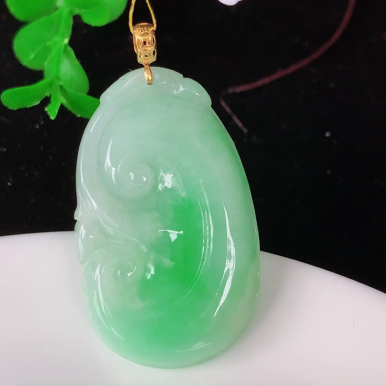 18k金镶嵌冰润飘绿翡翠如意吊坠，款式新颖时尚，日常百搭的款。清秀高雅，佩戴优雅高贵！#35.19