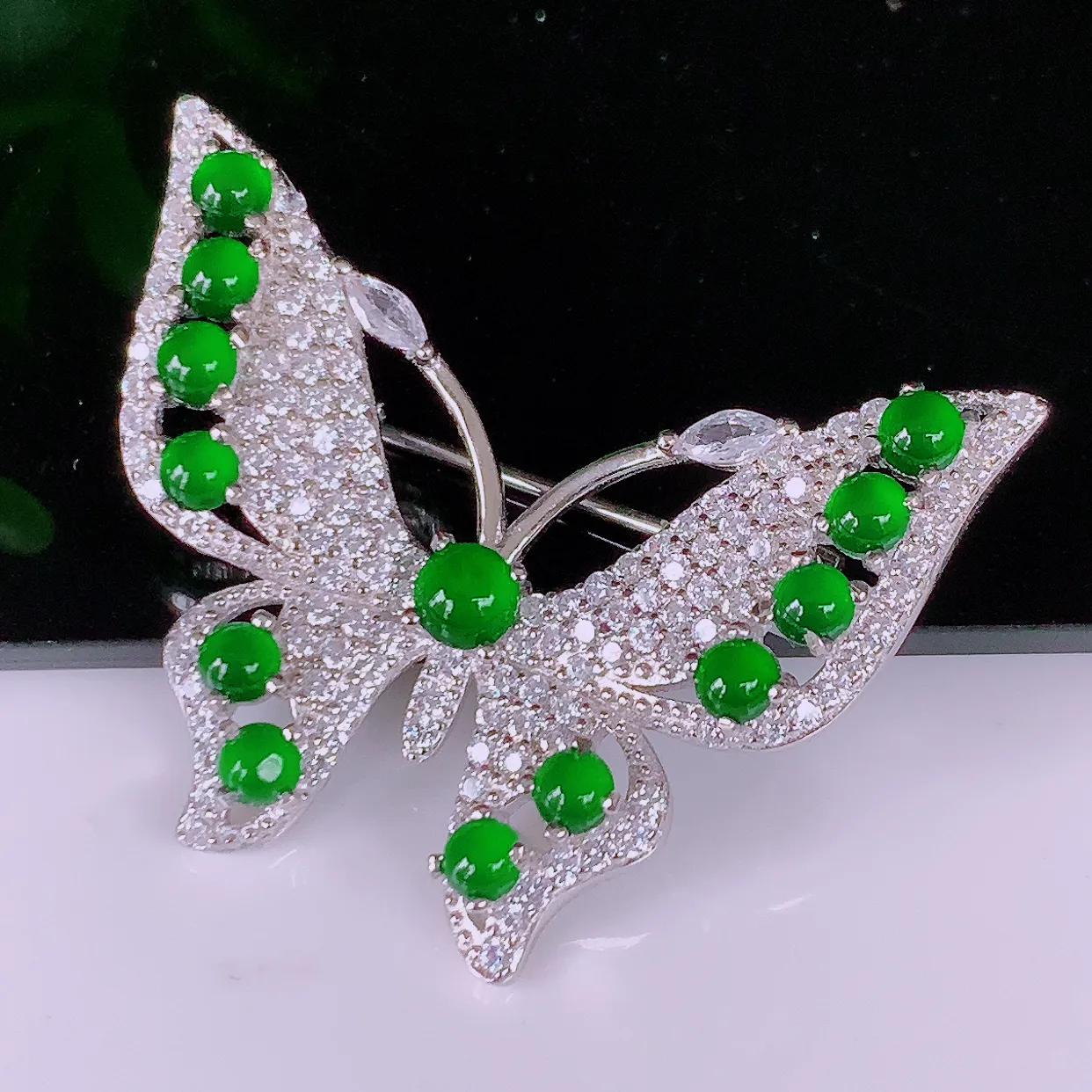 冰透满绿翡翠925银镶嵌蝴蝶胸针，自然光实拍，翠色灵动，颜色漂亮，种老水足，品相佳，佩戴佳品！#97.19整体25*35*8.8取一裸石3.6*3.6