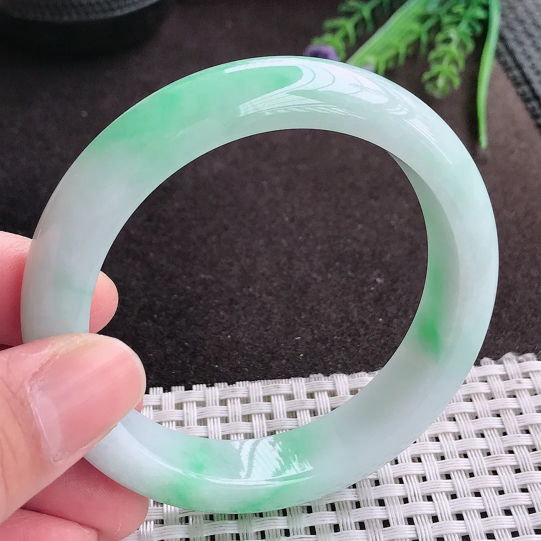 实拍A货翡翠57.5/13.3/9老坑种冰润水灵飘绿手镯宽边翡翠玉镯女款