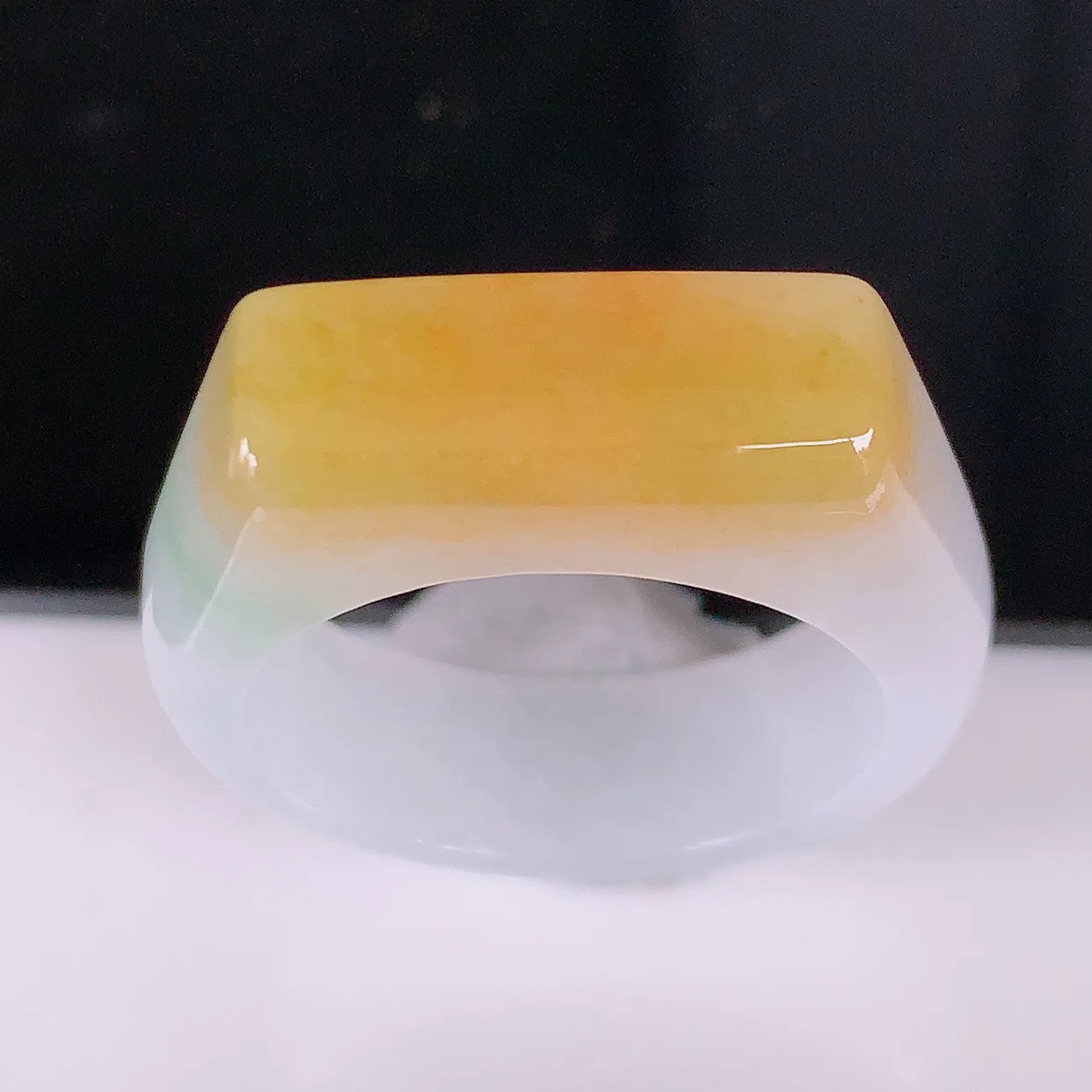 自然光实拍，冰黄加绿翡翠指环，21.2mm内径三彩翡翠指环，玉戒指，玉质莹润，好精美好冰润的指环，2