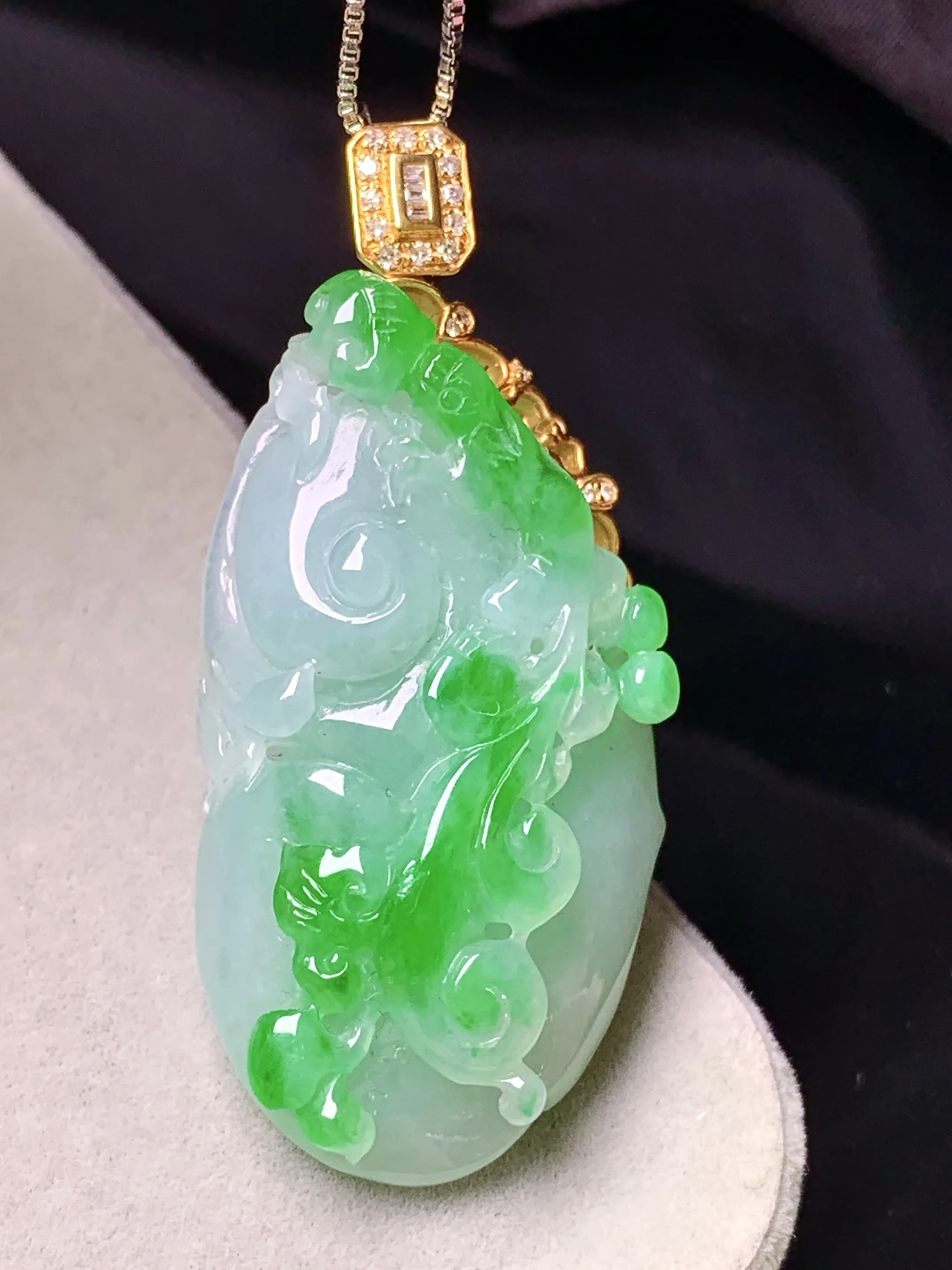 18k金镶嵌飘绿雕花如意吊坠 玉质细腻 色泽清新艳丽 整体尺寸47*21*9.8