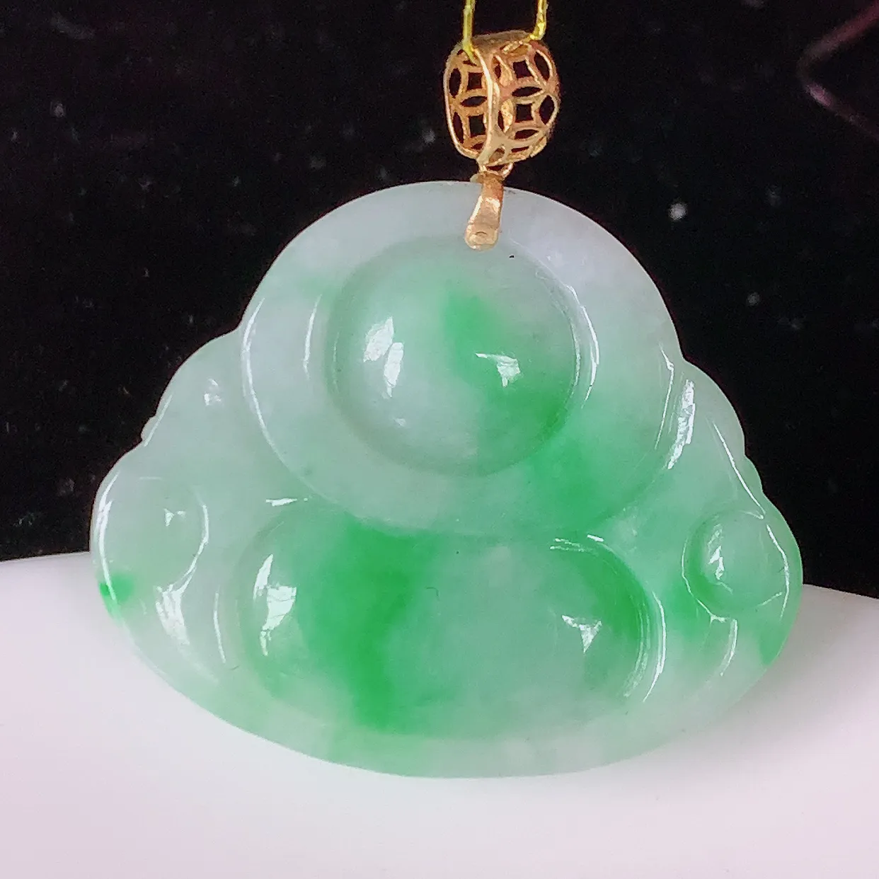 18K金镶嵌冰润飘绿佛公翡翠吊坠，玉质细腻，时‮大尚‬方，款式经典，佩戴优雅高贵上档次！#35.19