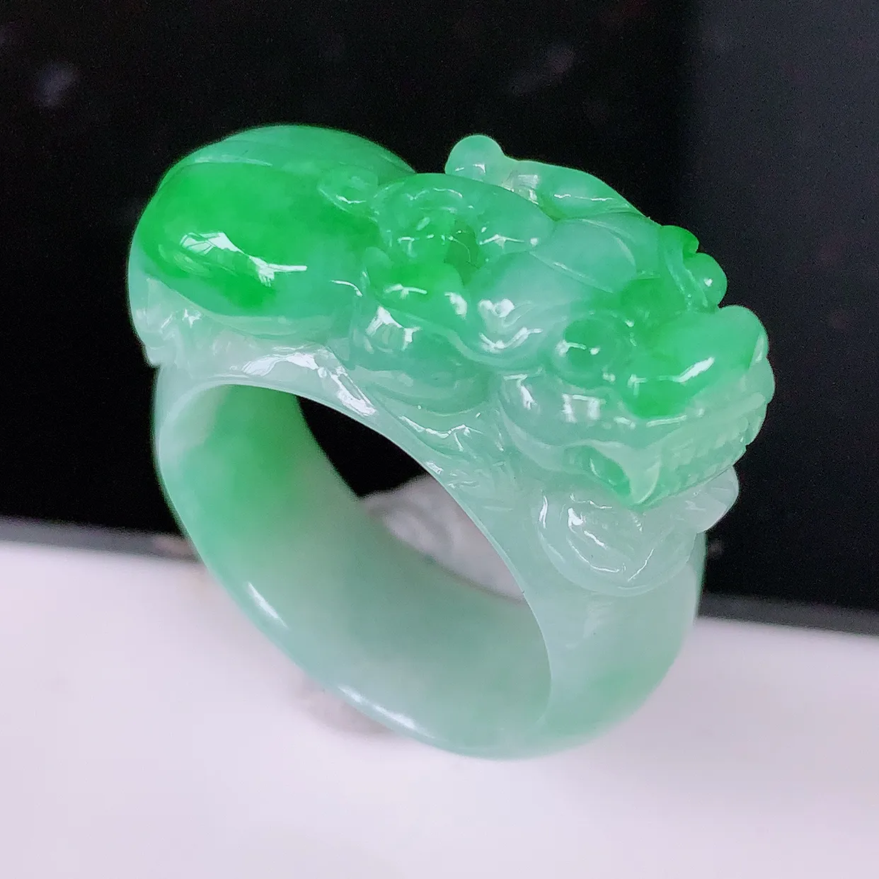 自然光实拍，飘绿翡翠貔貅扳指，19.2mm内径翡翠扳指，冰润指环，玉扳指，戒指，财源滚滚，玉质细腻起胶，20圈口，种水好！#1.19尺寸31-19.2*10.5*13