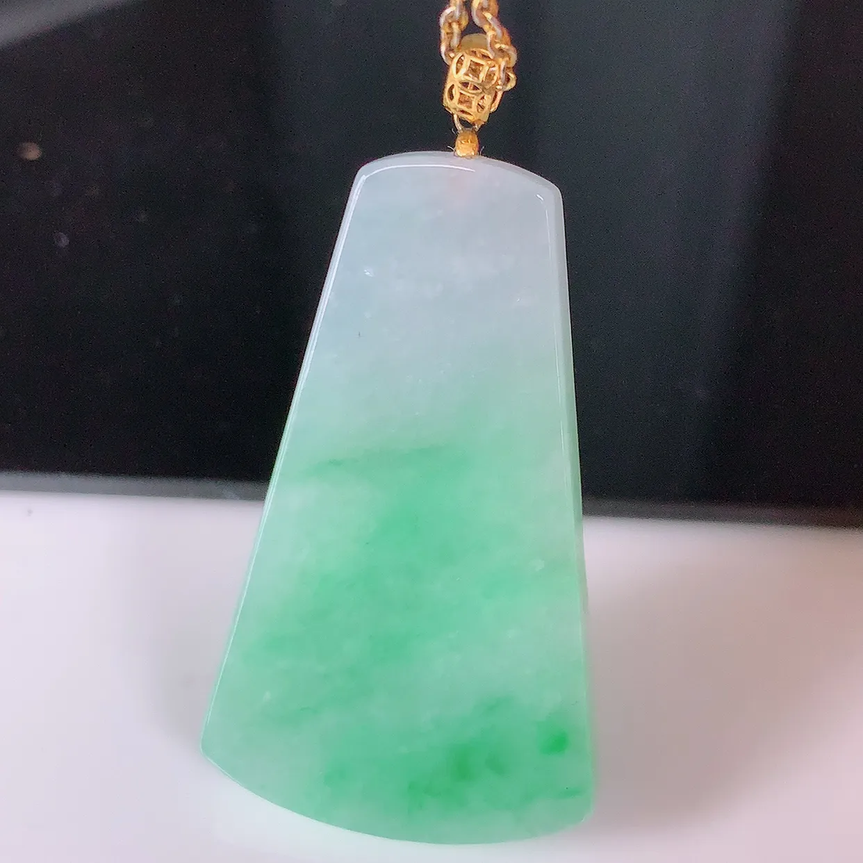 18K金镶嵌冰润飘绿翡翠无事牌吊坠，平安无事牌，平平安安，无事牌翠色灵动，佩戴平安时尚！#41.19