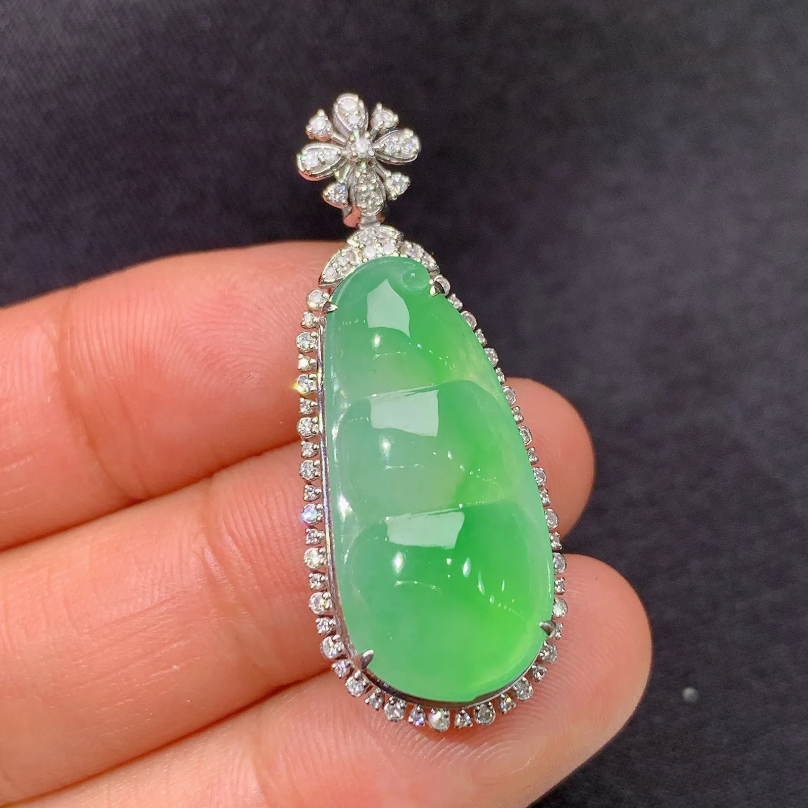 冰飘绿福豆吊坠，18k金镶嵌，冰润色阳，玉质细腻，种水足，Kjx 尺寸36.8*14.8*9.6