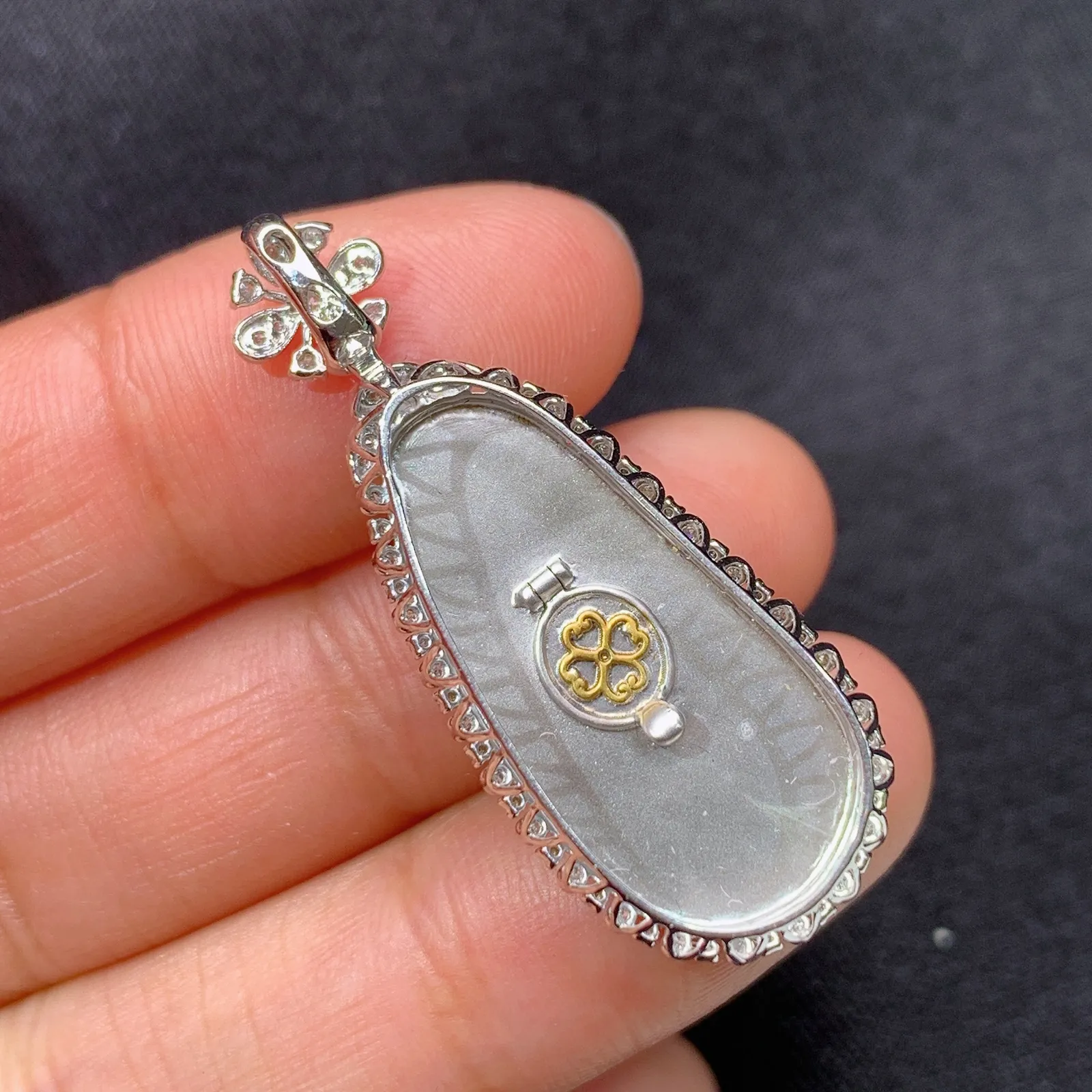 冰飘绿福豆吊坠，18k金镶嵌，冰润色阳，玉质细腻，种水足，Kjx 尺寸36.8*14.8*9.6