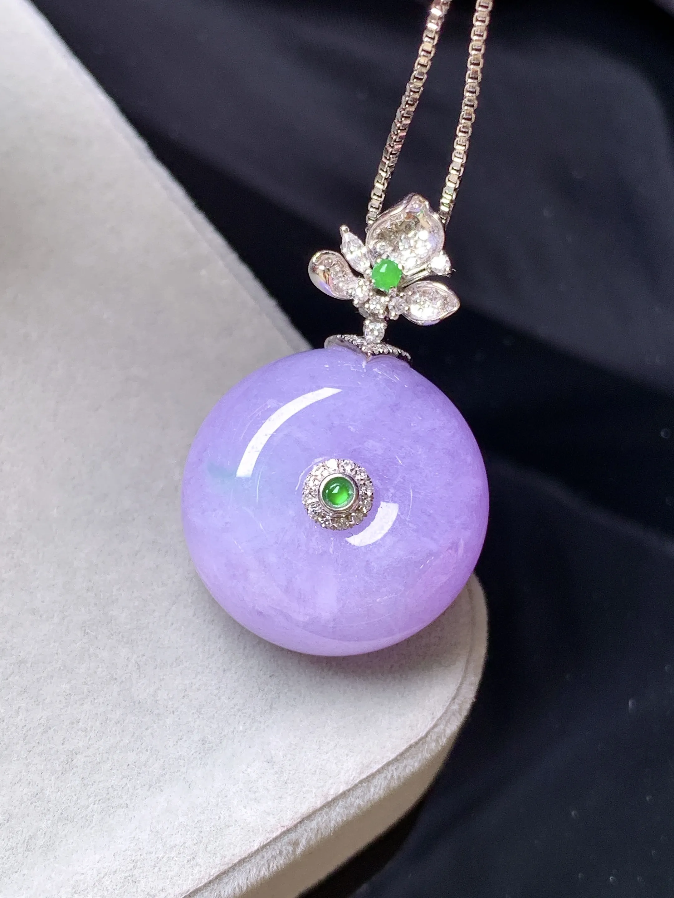 18k金钻镶嵌紫罗兰平安扣吊坠 玉质细腻 色泽清新艳丽 整体尺寸29.5*19.3*11.3