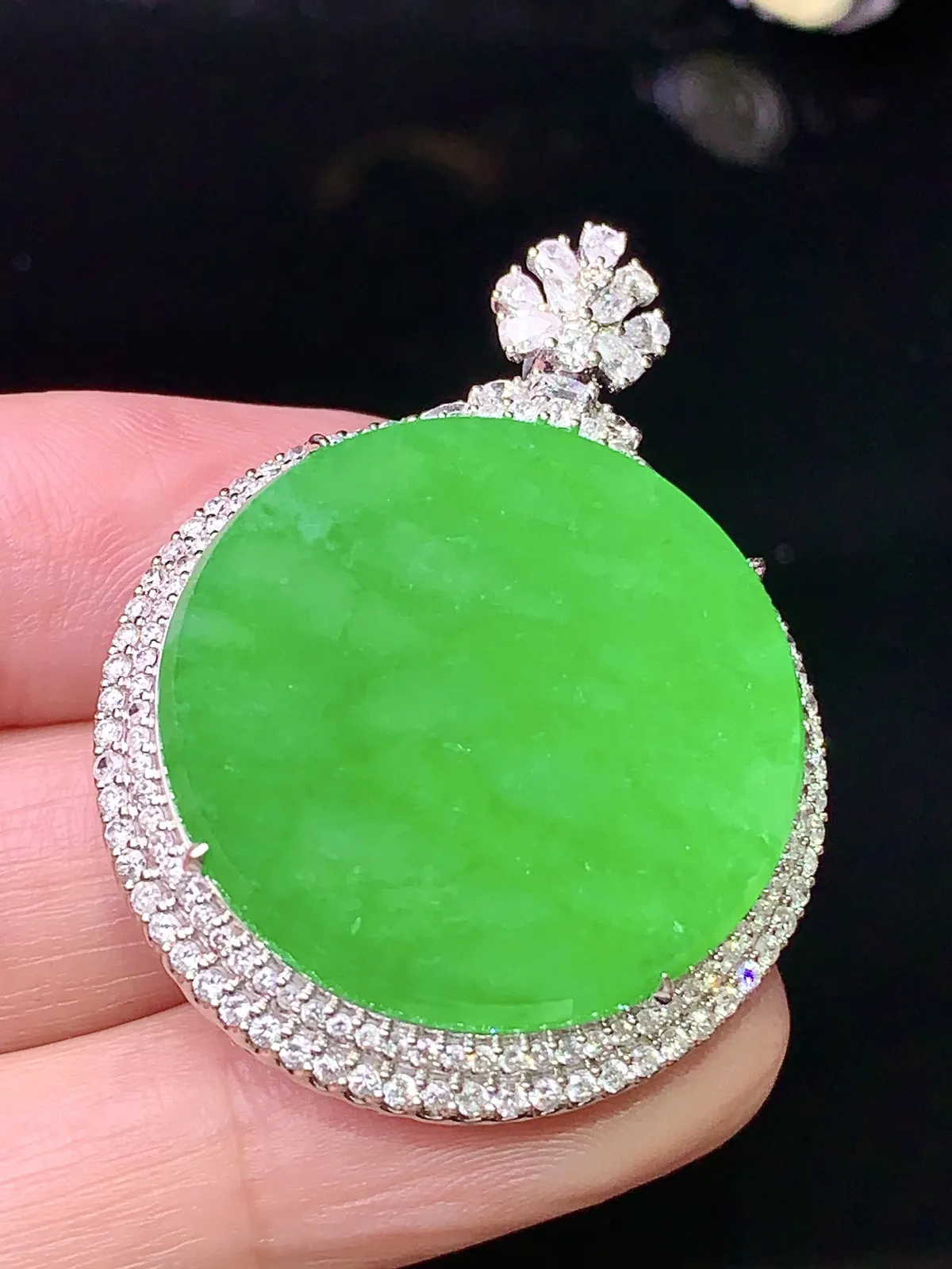 18k金钻镶嵌翠绿圆牌吊坠 玉质细腻 水润亮眼 整体尺寸40*30.3*11.2