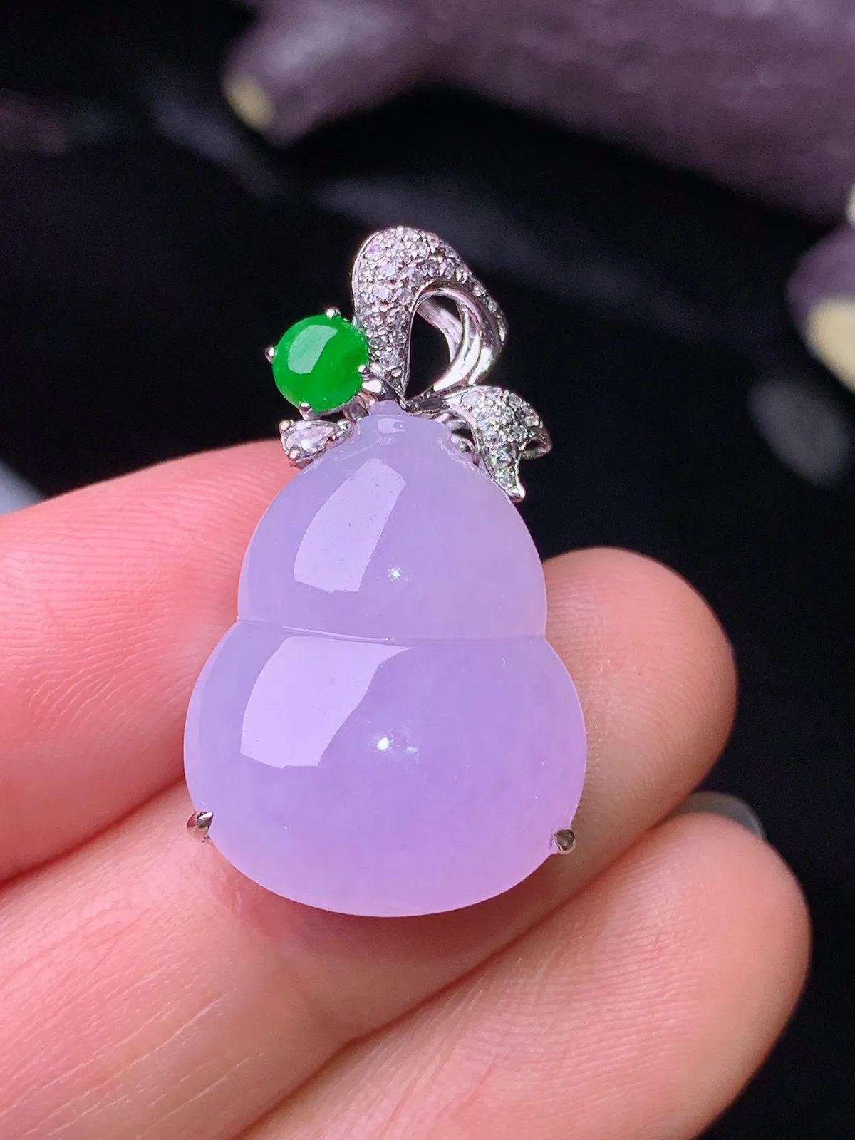 18k金钻镶嵌紫罗兰葫芦吊坠 玉质细腻 水润亮眼 色泽艳丽 整体尺寸28.5*16.2*8