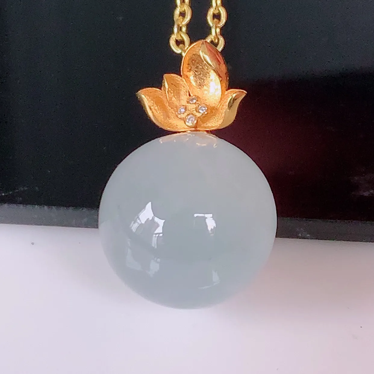 18K金镶嵌冰种翡翠转运珠吊坠，寓意“时来运转，财源滚滚” 寓意佳，荧光灼灼，转运珠佩戴时尚优雅！#