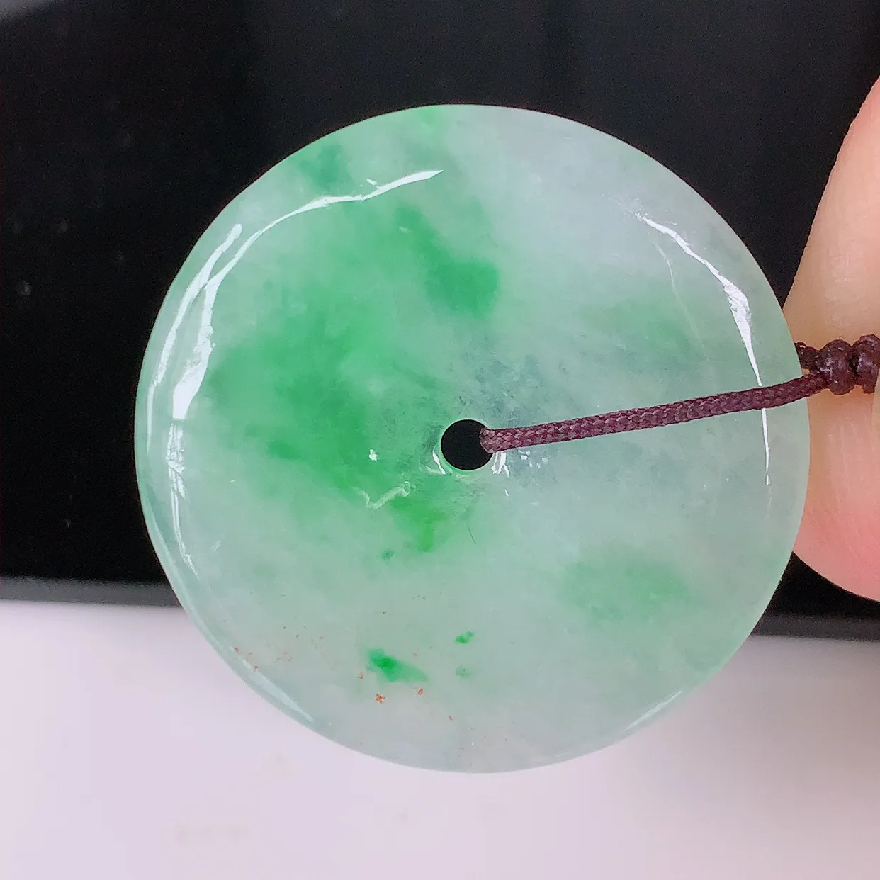 自然光实拍，冰种飘绿翡翠平安扣吊坠，冰透，灵动飘逸，寓意平平安安，平安扣佩戴端庄漂亮！#41.19