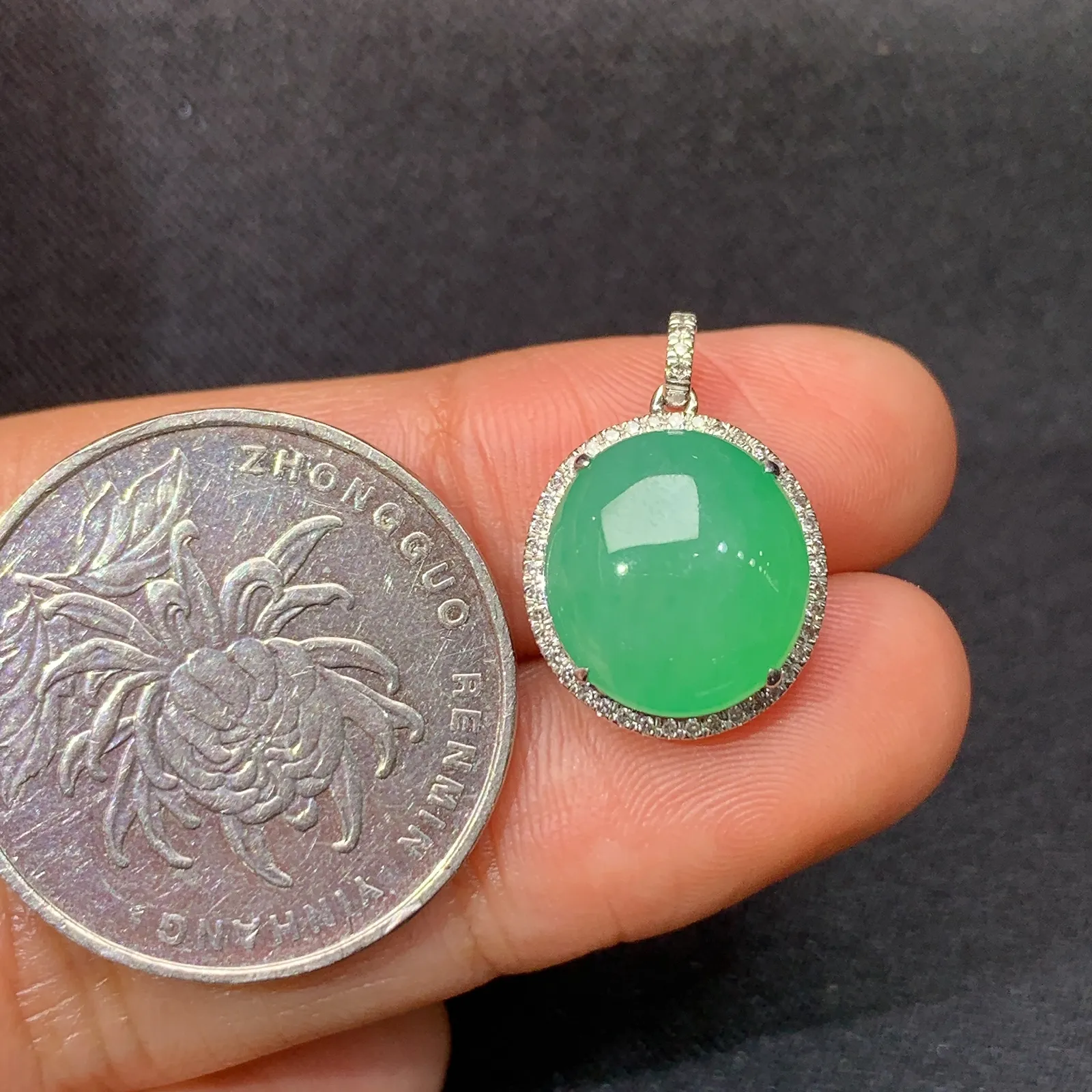 苹果绿蛋面吊坠，18k金镶嵌，冰润色阳，玉质细腻，种水足，Gs 尺寸18.5*12.6*7