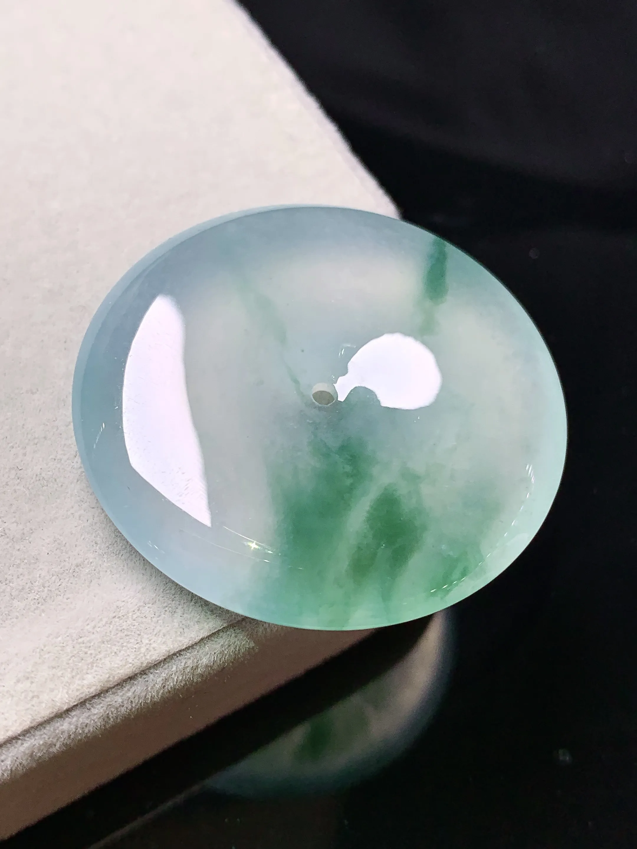 冰种飘绿平安扣吊坠 玉质细腻 色泽清新艳丽 整体尺寸33*5.8