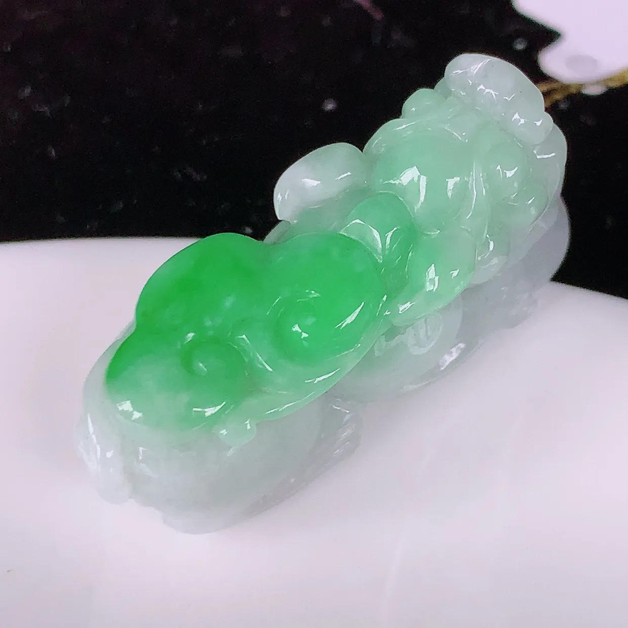 自然光实拍，冰润飘绿翡翠招财貔貅吊坠，民间有“一摸貔貅运程旺盛，再摸貔貅财运滚滚，三摸貔貅平步青云 ”的美好祝愿。#35.19