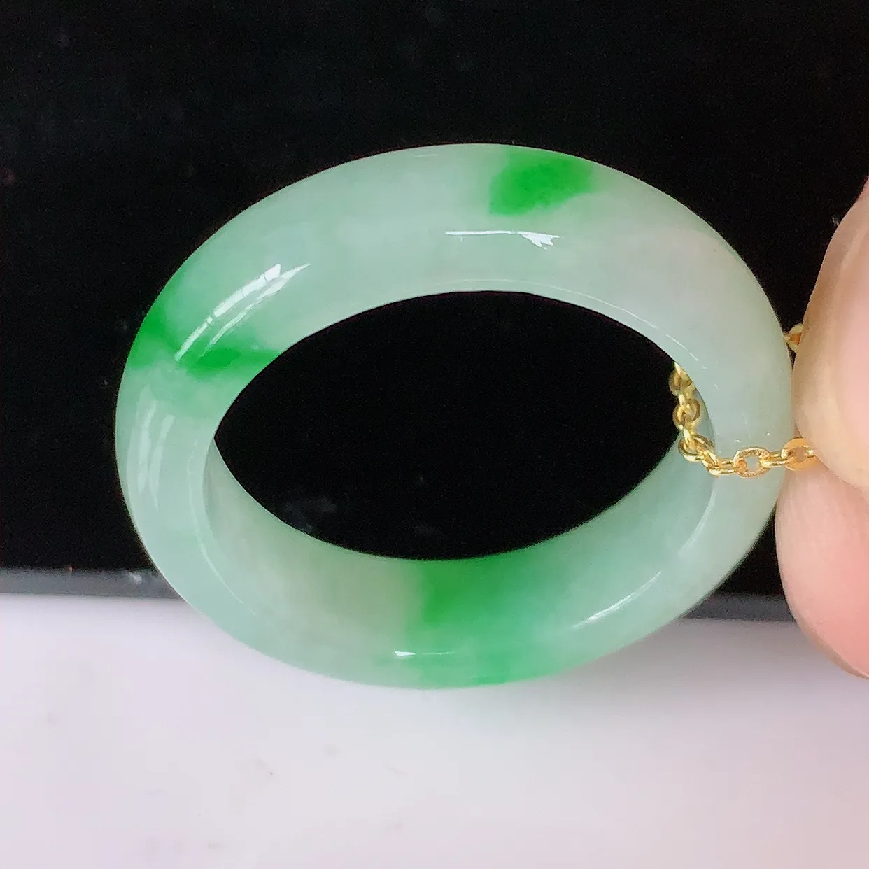 自然光实拍，20.2mm内径冰飘绿翡翠指环，玉戒指，玉质莹润，好精美好冰润的指环，23圈口，上手纤巧！#42.19尺寸20.2*6.2*3.6