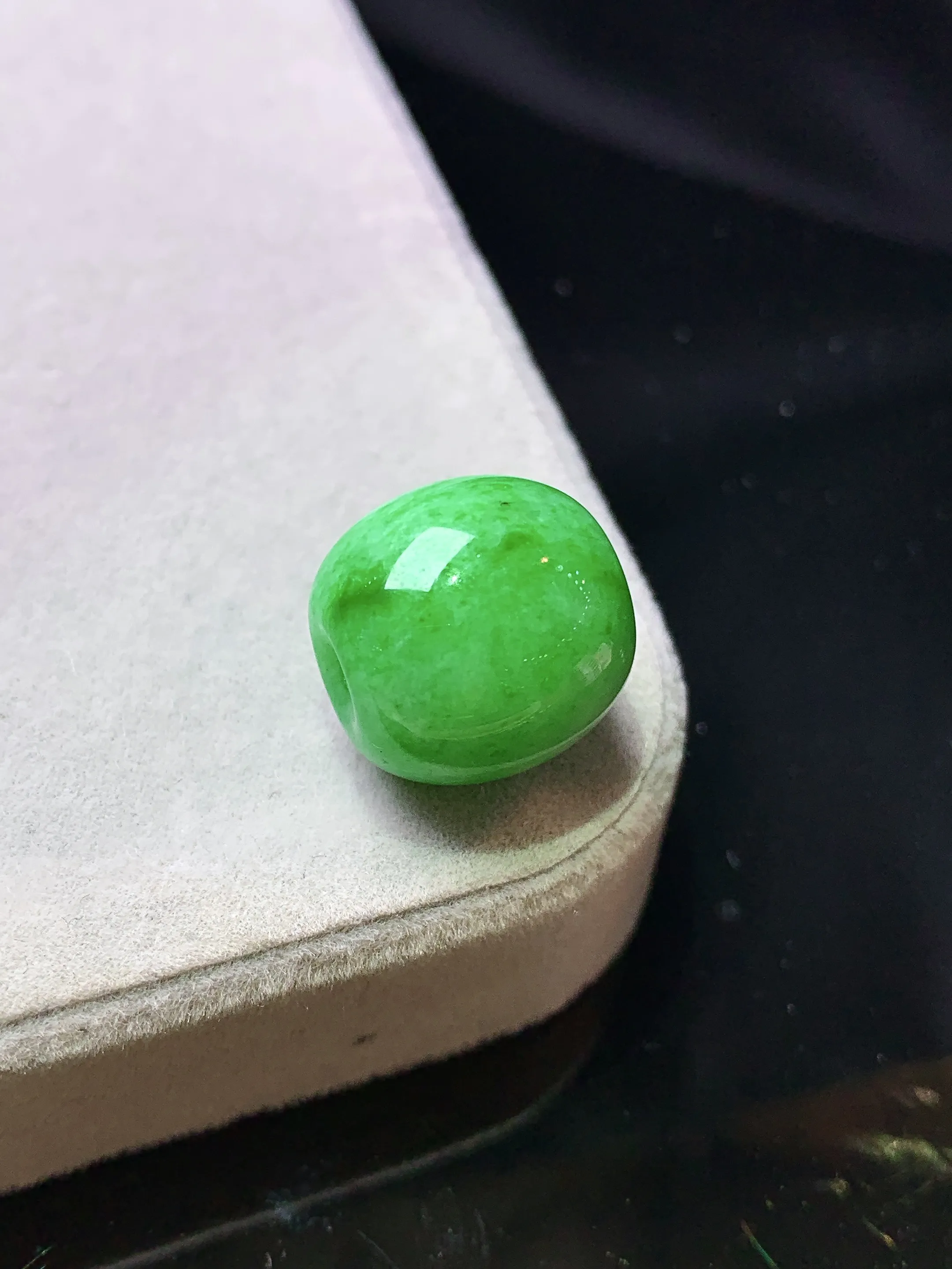 翠绿路路通吊坠 玉质细腻 色泽清新艳丽 整体尺寸13.5*13.2