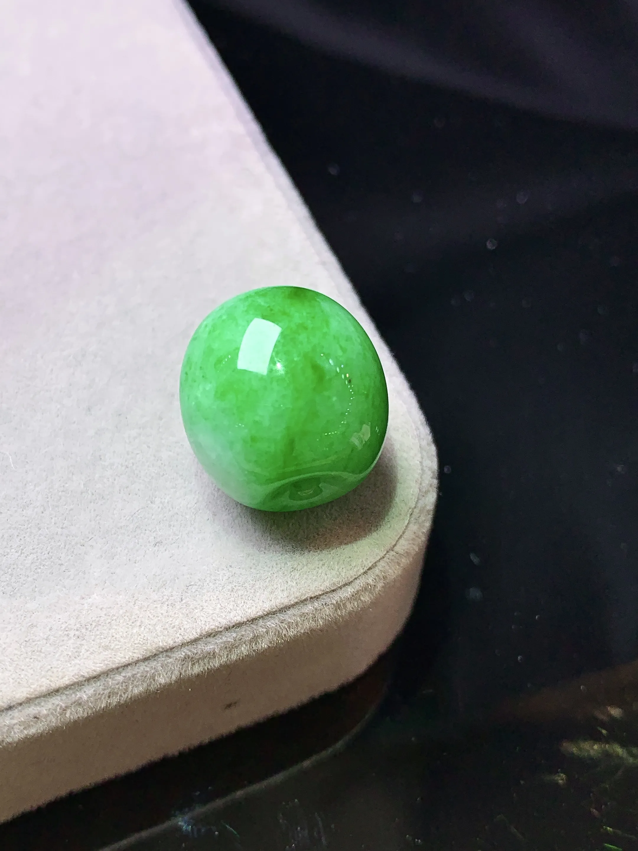 翠绿路路通吊坠 玉质细腻 色泽清新艳丽 整体尺寸13.5*13.2