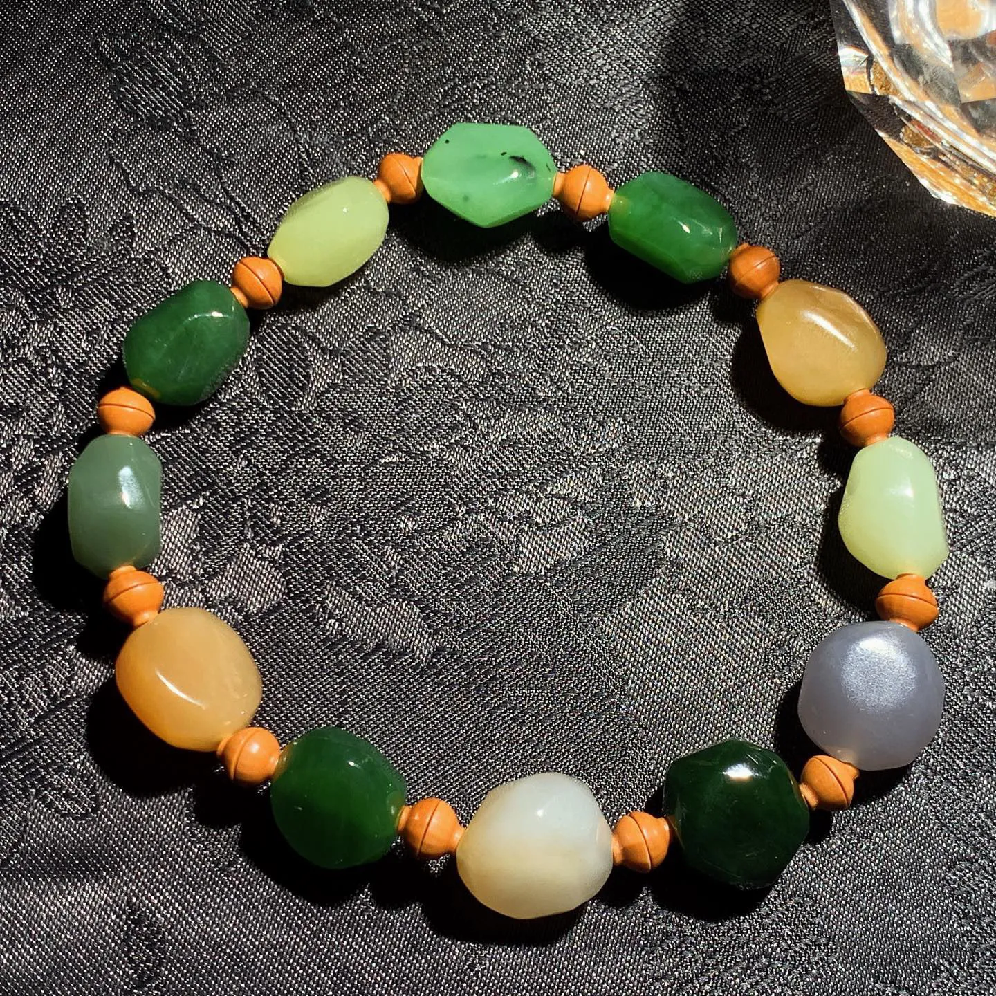 新疆和田玉多宝手串 单颗尺寸8mm重18.7克。玉质细腻油润。手推出油。品相大气 lt260119