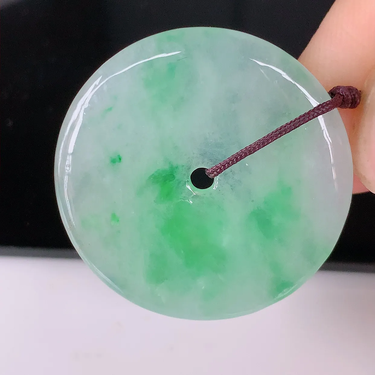 自然光实拍，冰种飘绿翡翠平安扣吊坠，冰透，灵动飘逸，寓意平平安安，平安扣佩戴端庄漂亮！#41.19