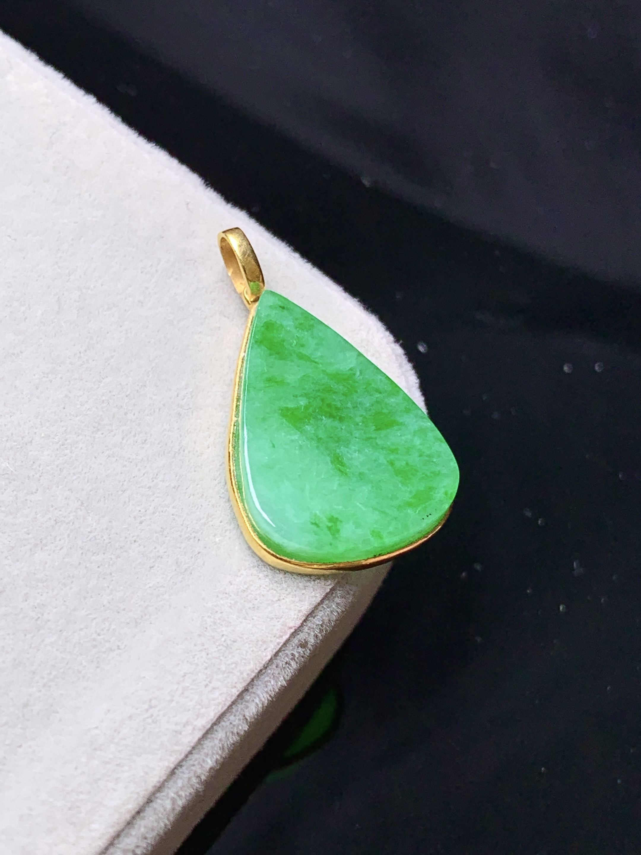 18k金镶嵌翠绿水滴吊坠 玉质细腻 色泽清新艳丽 整体尺寸23.3*13.6*2.8