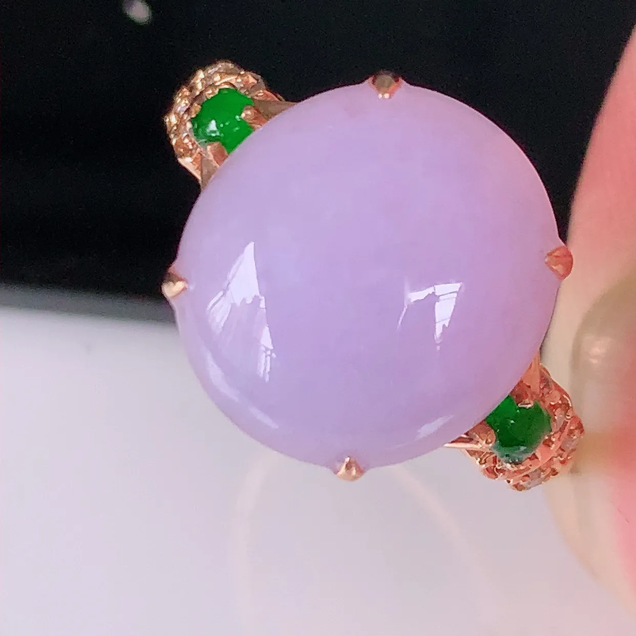 自然光实拍 18K金精工镶嵌紫罗兰翡翠戒指，玉质细腻，翡翠色泽均匀，艳丽饱满，款式高贵大气，圈口，上手亮眼，#83.19戒指整体23-17.2-5.8裸石12.5*11.5