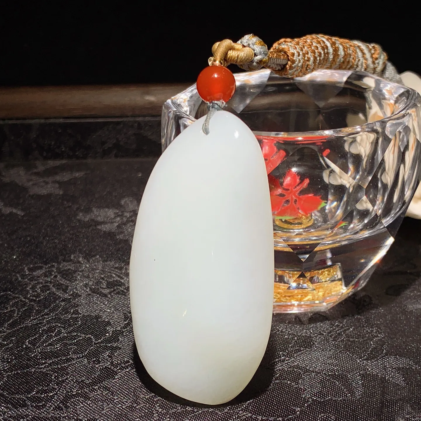 和田玉白玉随型挂件。尺寸58/30/12mm重41.5克。玉质细腻油润。手推出油。品相大气 lt260119