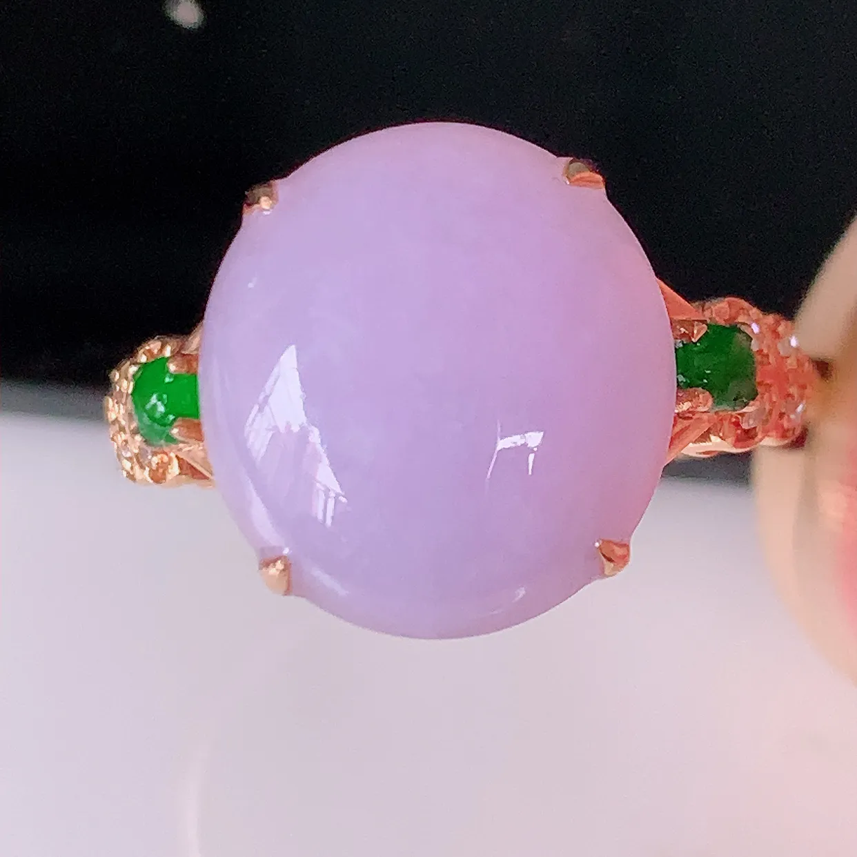 自然光实拍 18K金精工镶嵌紫罗兰翡翠戒指，玉质细腻，翡翠色泽均匀，艳丽饱满，款式高贵大气，圈口，上手亮眼，#83.19戒指整体23-17.2-5.8裸石12.5*11.5