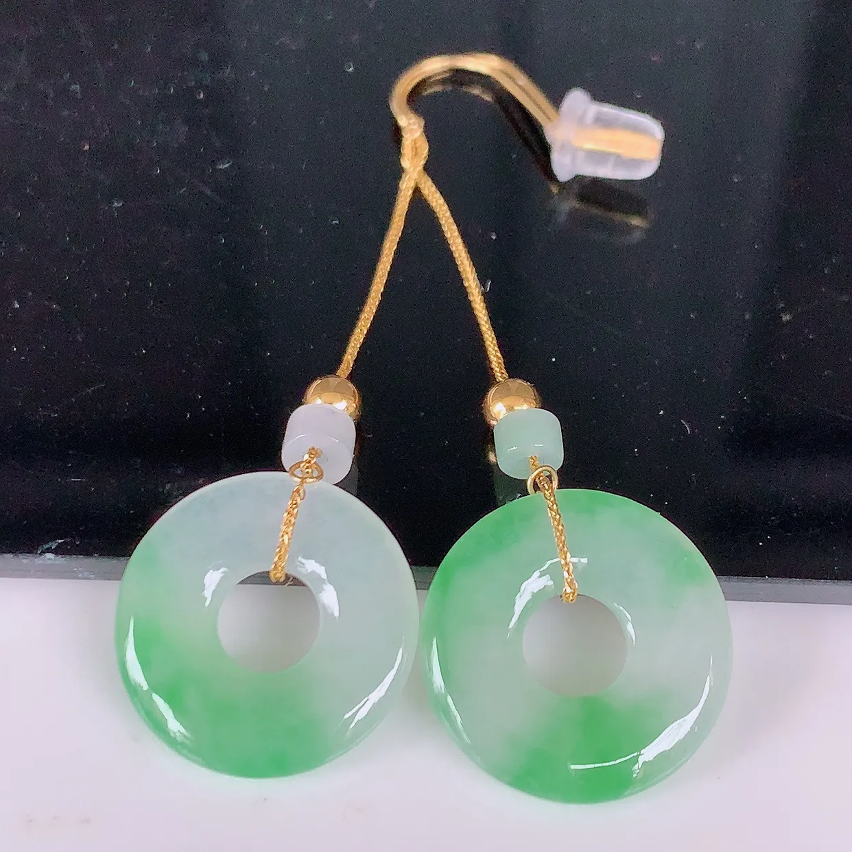 18k金镶嵌冰种飘绿翡翠平安扣耳坠，沁人心脾，耳坠佩戴效果大气出众，尽显气质。种水好，胶感足，颜相当