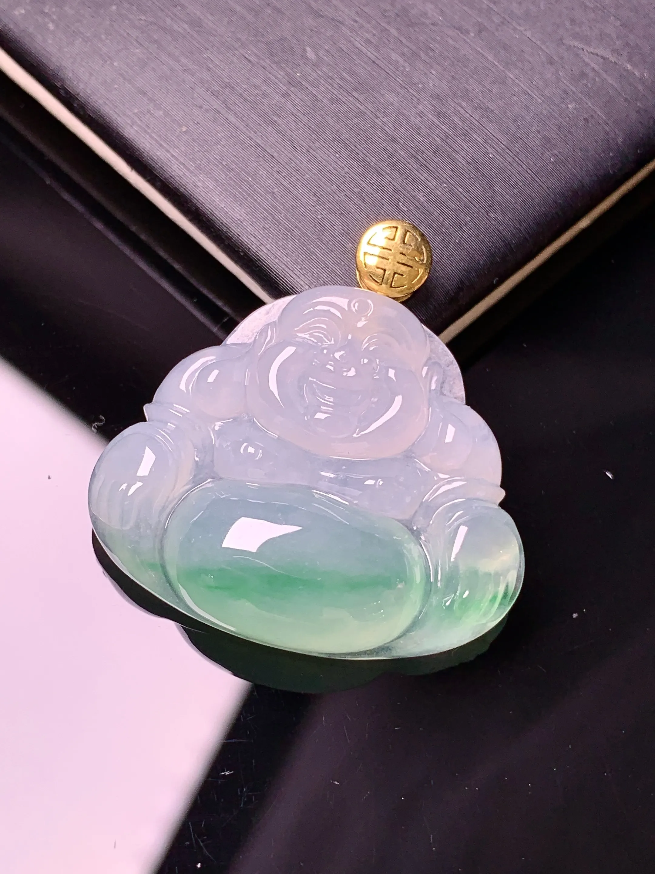 18k金镶嵌飘绿佛公吊坠 玉质细腻 色泽清新艳丽 整体尺寸30.2*29.2*6.6