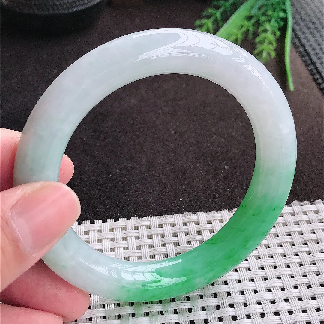 实拍A货翡翠56.5/11.3/11老坑精美飘阳绿圆条手镯翡翠玉镯女款