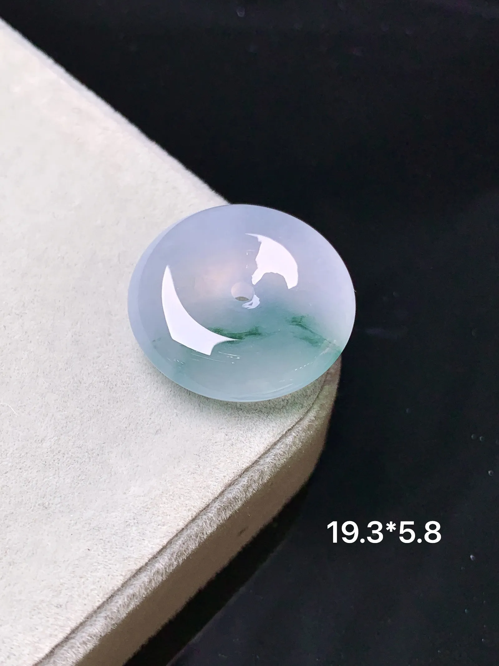 飘绿平安扣吊坠 玉质细腻 色泽清新艳丽 整体尺寸19.3*5.8