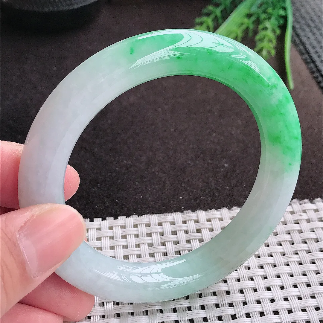 实拍A货翡翠56.5/11.3/11老坑精美飘阳绿圆条手镯翡翠玉镯女款