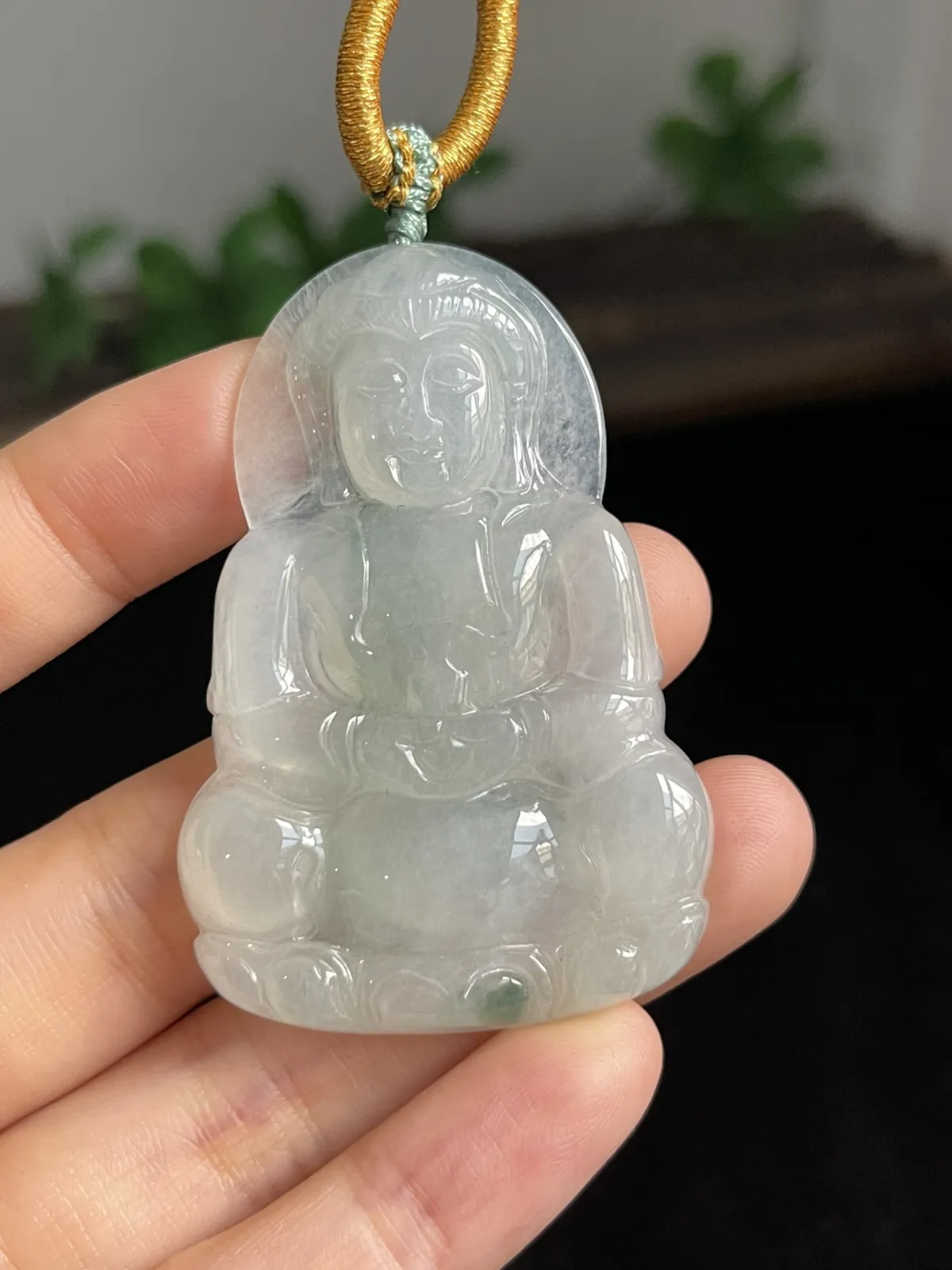 翡翠冰糯种淡绿色吊坠