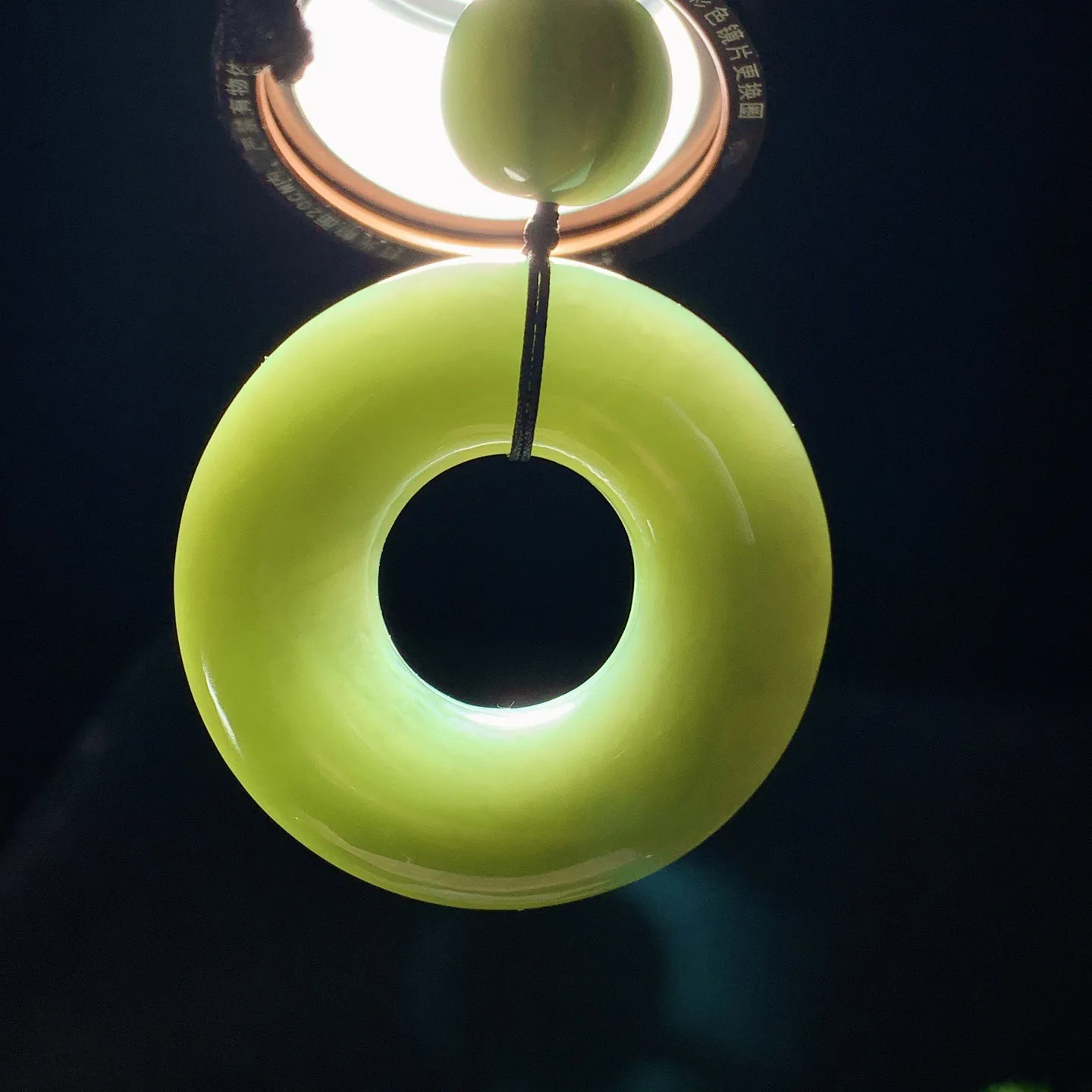 和田玉菠菜绿俄罗斯碧玉平安环怀古挂件。尺寸53/13mm重72克。玉质细腻油润。手推出油。品相大气 lt260119