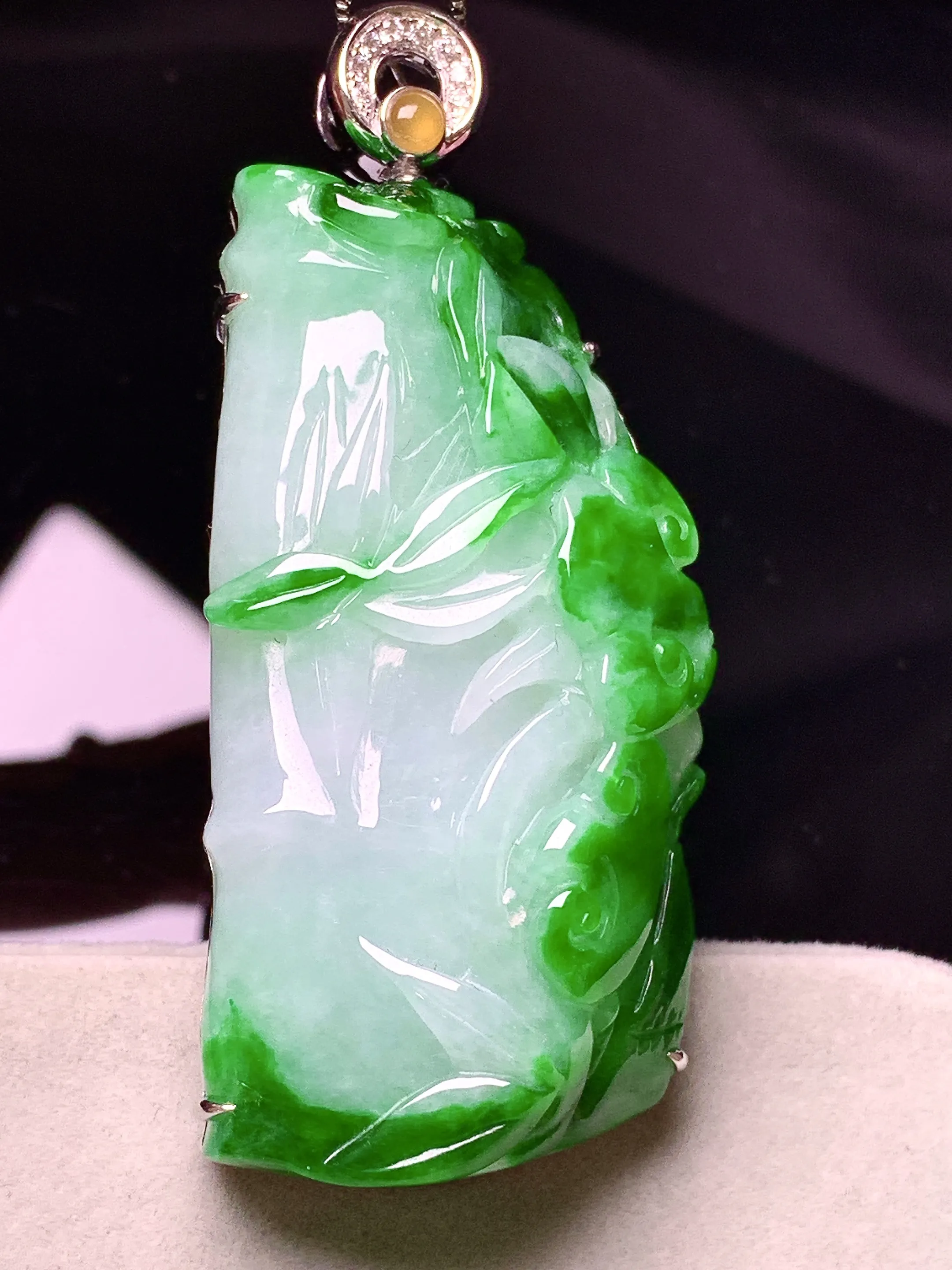 18k金钻镶嵌翠绿竹节吊坠 玉质细腻 色泽清新艳丽 整体尺寸61.2*26*12.8