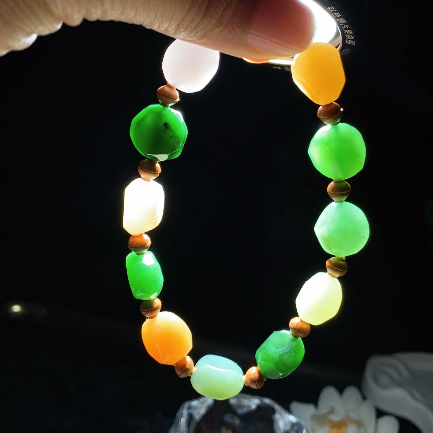 新疆和田玉多宝手串 单颗尺寸8mm重18.7克。玉质细腻油润。手推出油。品相大气 lt260119