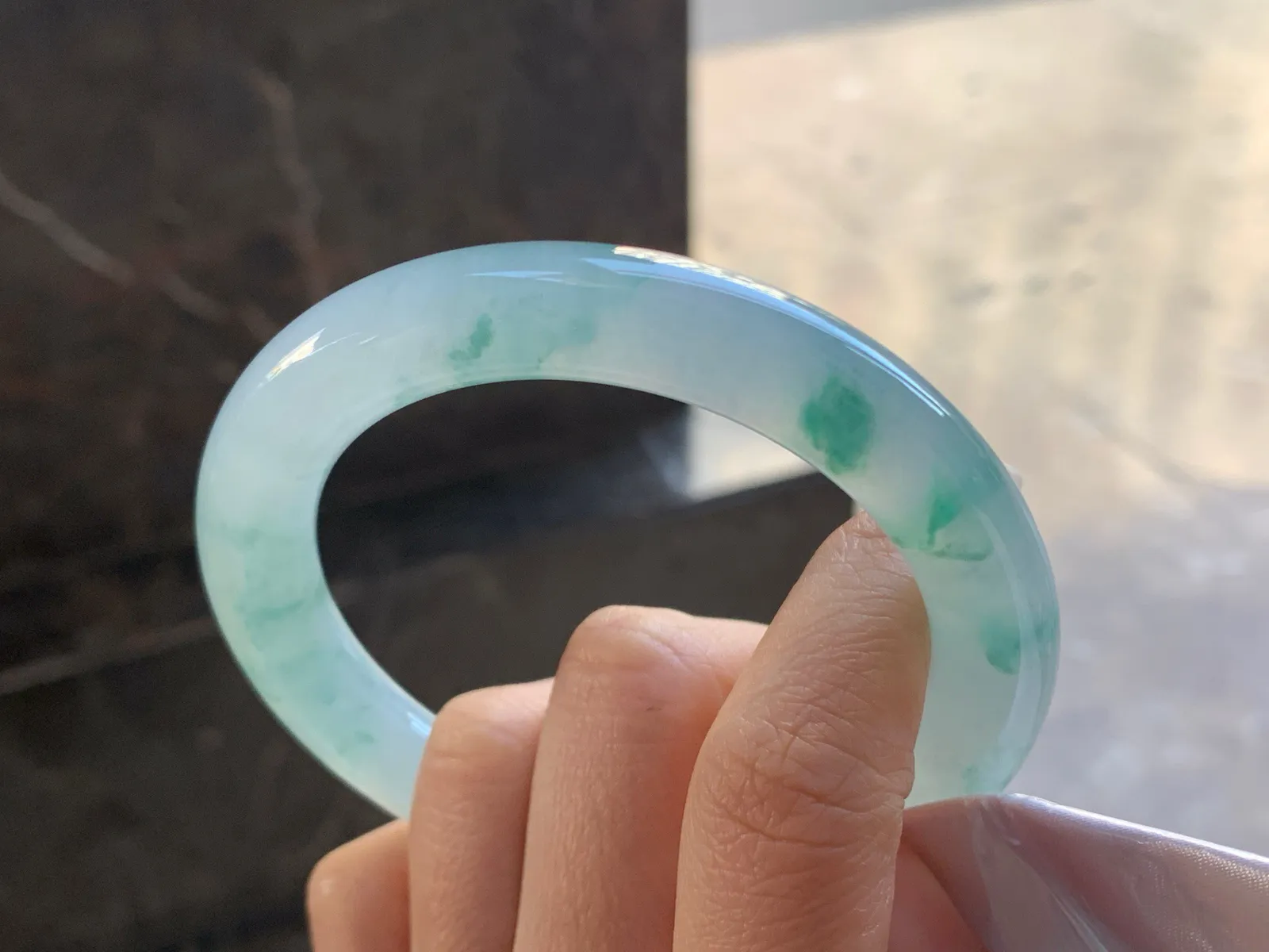 59-10.2

飘花大圈圆条手镯^_^玉质温润