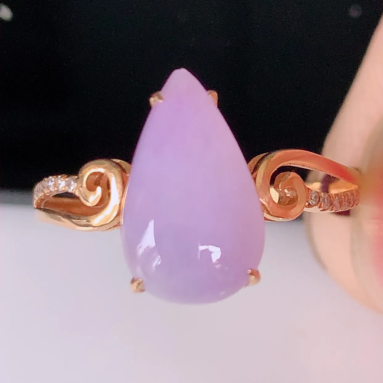 自然光实拍 18K金精工镶嵌紫罗兰翡翠水滴戒指，玉质细腻，翡翠色泽均匀，艳丽饱满，款式高贵大气，13圈口，上手亮眼，#83.19戒指整体23*17*5.8裸石11.5*7