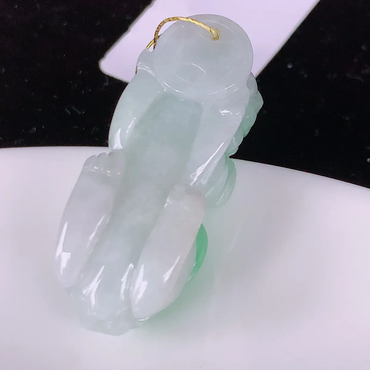 自然光实拍，冰润飘绿翡翠招财貔貅吊坠，民间有“一摸貔貅运程旺盛，再摸貔貅财运滚滚，三摸貔貅平步青云 ”的美好祝愿。#35.19
