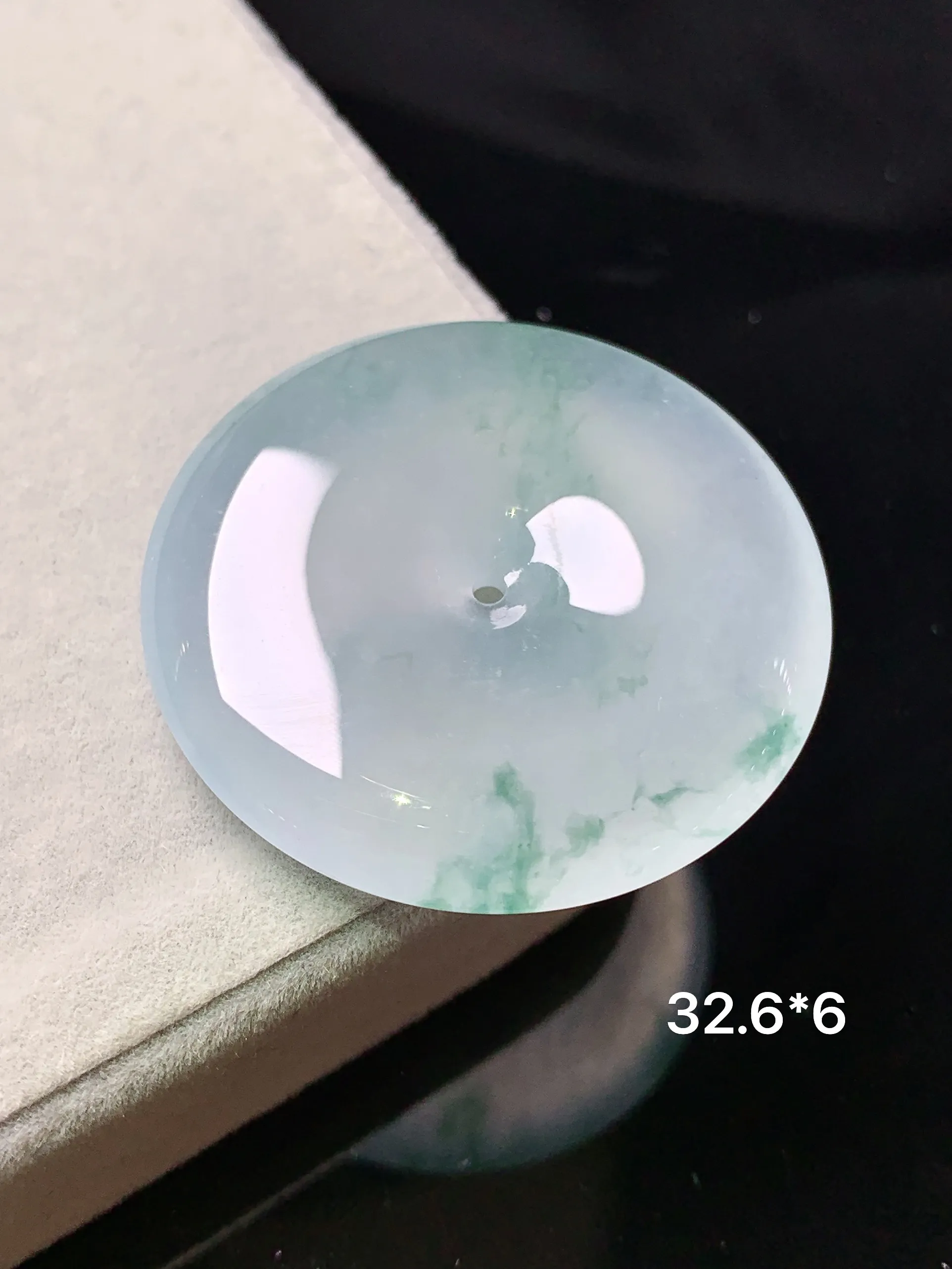 冰种飘绿平安扣吊坠 玉质细腻 色泽清新艳丽 整体尺寸32.6*6