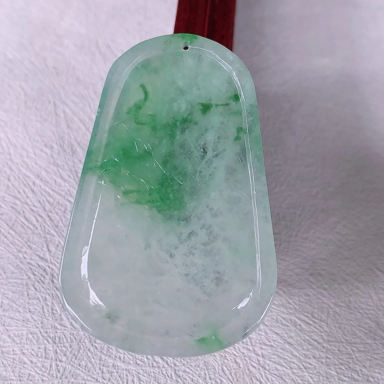 自然光实拍，冰种飘绿翡翠山水牌吊坠，寓意“常青、背靠大山、水（财）长流、平安之意”生机盎然的翠意，一眼既心醉，雕工精致，佩戴效果优雅迷人！#42.19