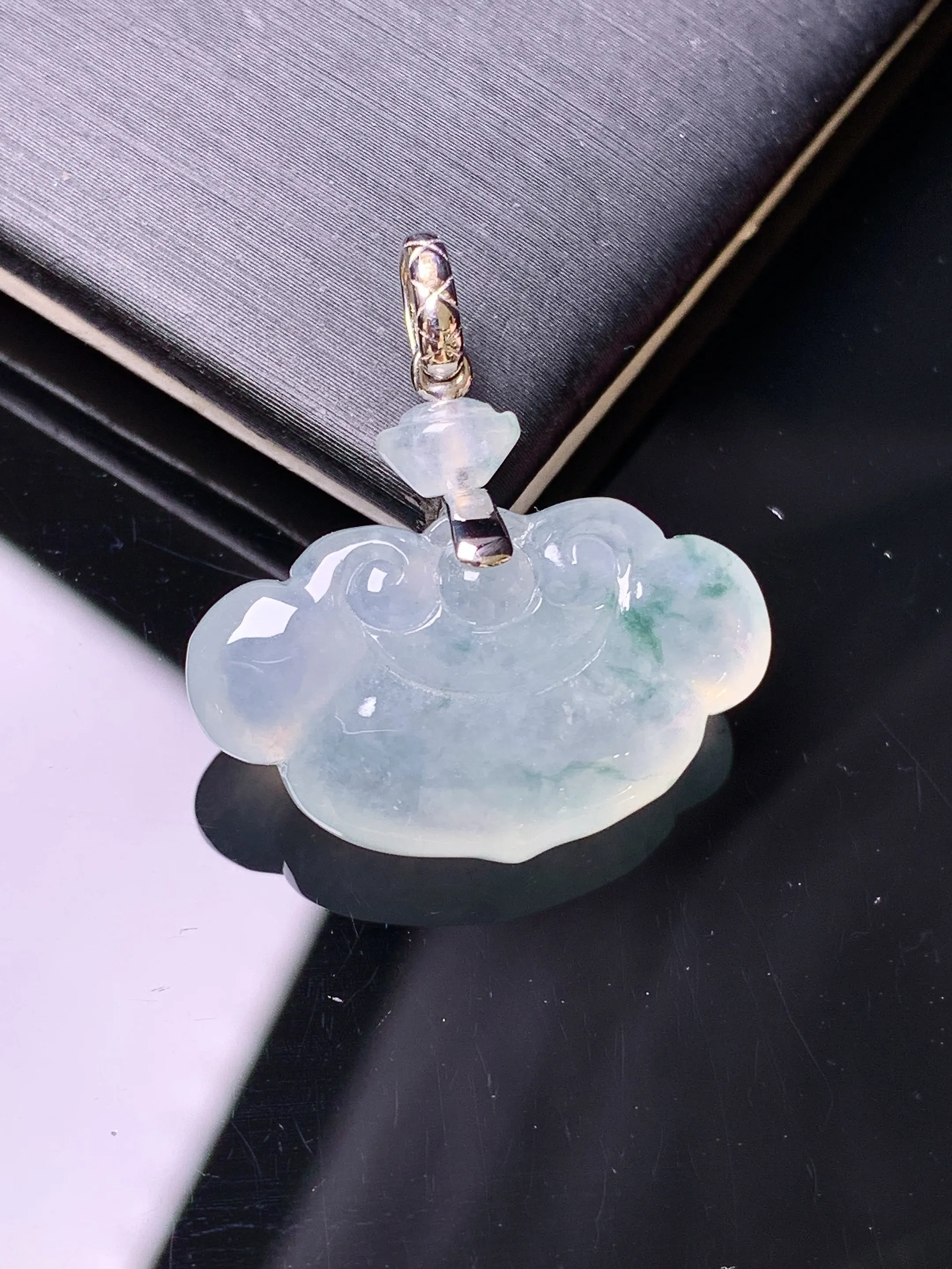 18k金镶嵌冰种如意吊坠 玉质细腻 色泽清新艳丽 整体尺寸25.2*23.5*6.5