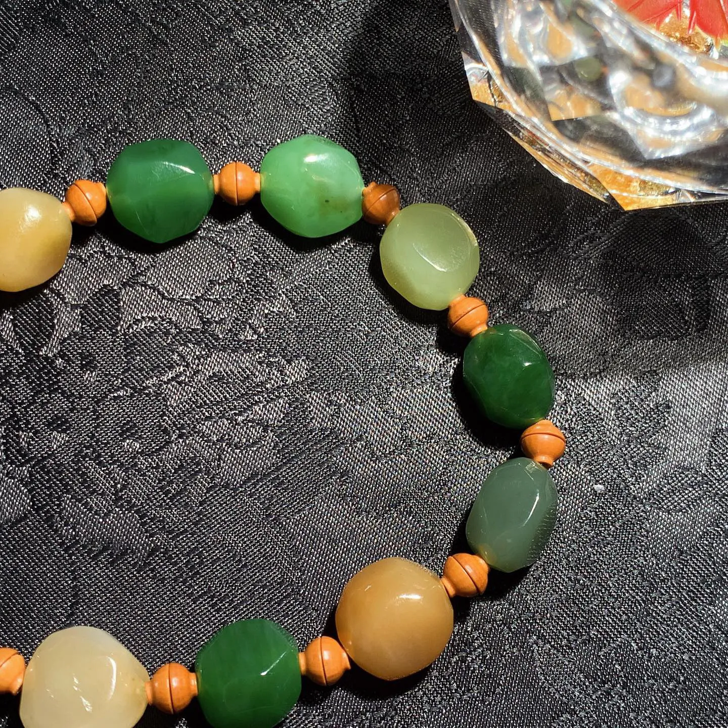 新疆和田玉多宝手串 单颗尺寸8mm重18.7克。玉质细腻油润。手推出油。品相大气 lt260119