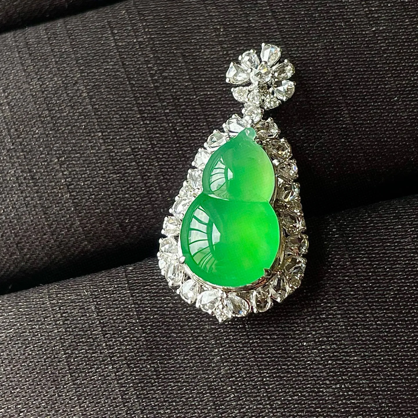 缅料高冰阳绿葫芦吊坠，18k金镶嵌，饱满水润，无裂，。  裸石尺寸15.8/9.6/6.5--29/15/11.7