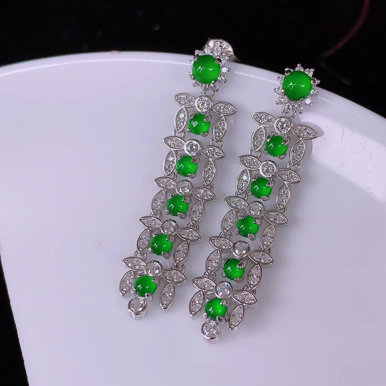 冰透满绿翡翠925银镶嵌耳坠，自然光实拍，翠色灵动，颜色漂亮，种老水足，品相佳，佩戴佳品！#97.19整体40*15.5*9.5裸石2.8*2.8