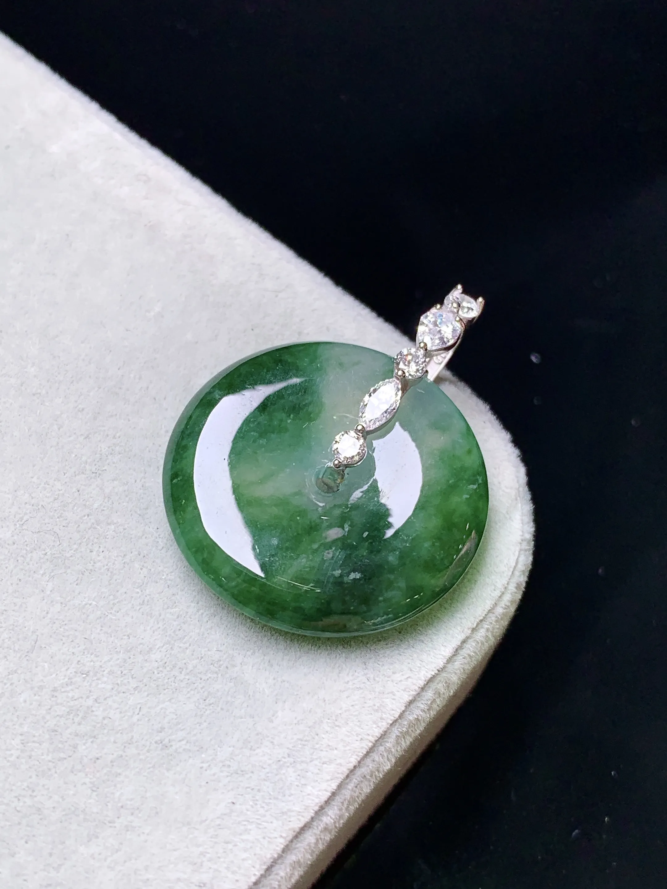 18k金钻镶嵌飘绿平安扣吊坠 玉质细腻 色泽清新艳丽 整体尺寸25.6*20*4