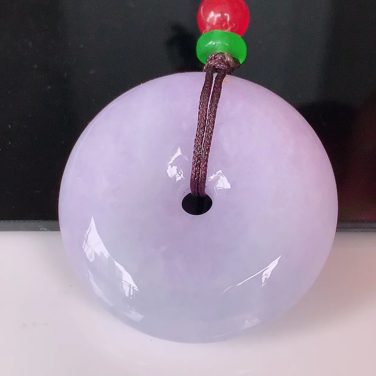 自然光实拍，冰润紫罗兰翡翠平安扣吊坠，形体饱满圆润，平安扣肥嘟嘟的，平平安安，种水很好，配戴精美！#