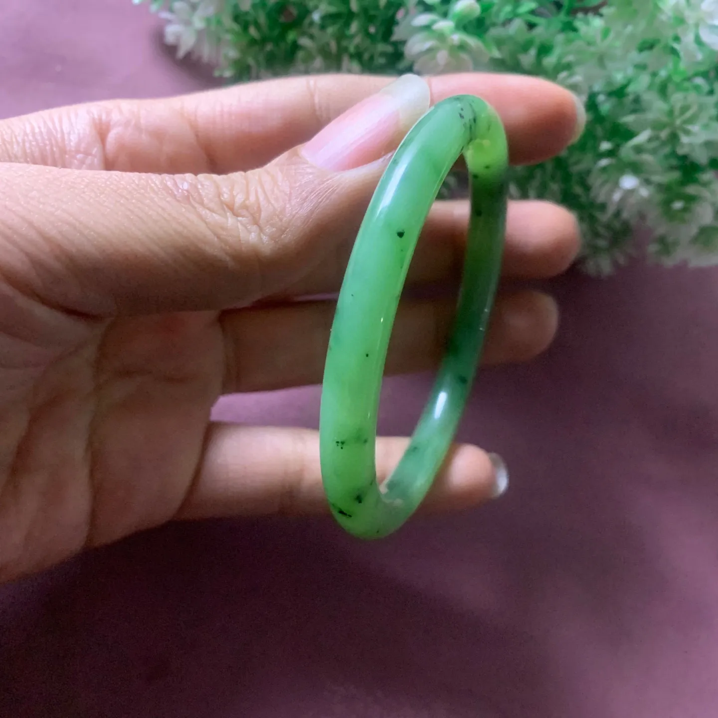 58.6圈口和田玉碧玉乌兰海苹果绿手镯【挽间柔情】，和田玉58.6圈口苹果绿手镯，镯型古朴典雅。在诗